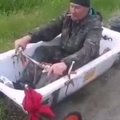 VIDEO | Vene politseinikud pidasid kinni Georgi lintidega ehitud vanniga ringi rallinud purjus mehe