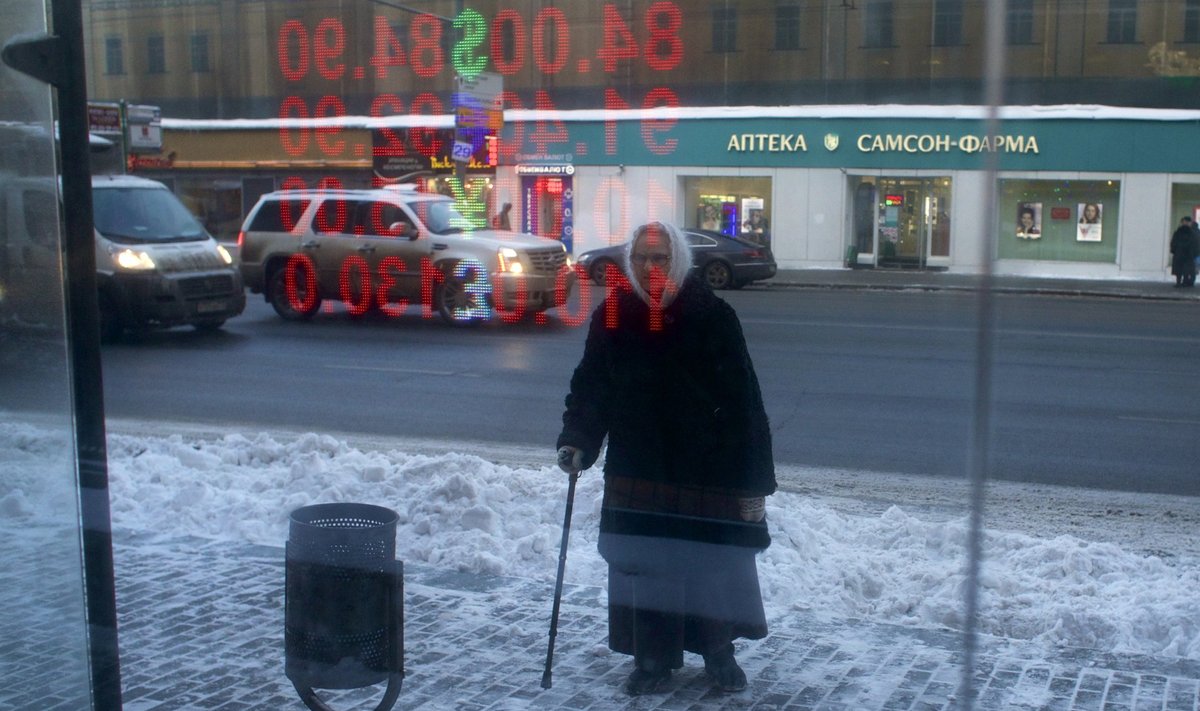 Moskva, 21. jaanuar. Bussipeatuses ootav vanem naisterahvas seisab vastamisi rubla uute hindadega.