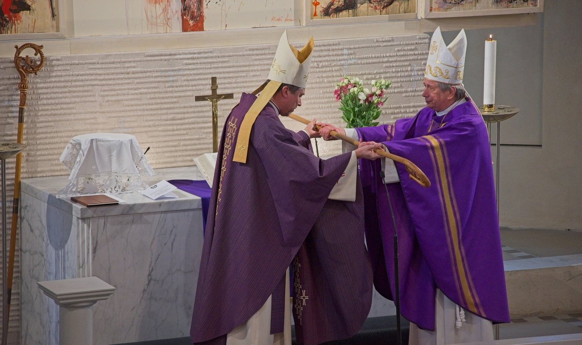 Joel Luhamets andis teisipäeval ametisaua peapiiskop Urmas Viilmale üle.