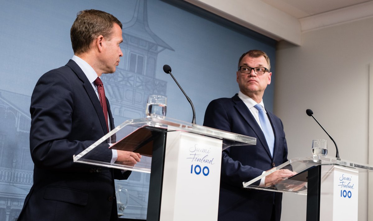 Soome peaminister Juha Sipilä (paremal) ja rahandusminister Petteri Orpo valitsuskriisi pressikonverentsil.