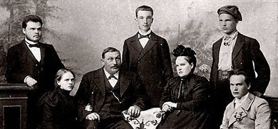 Pätsid: vasakult Nikolai, Marianna, isa Jakob, Voldemar, ema Olga, Peeter ja Konstantin.