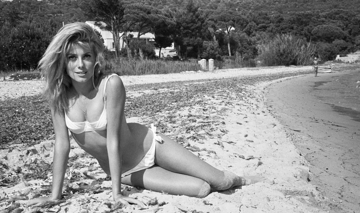 Catherine Deneuve Saint Tropez'is peesitamas 1962. aastal