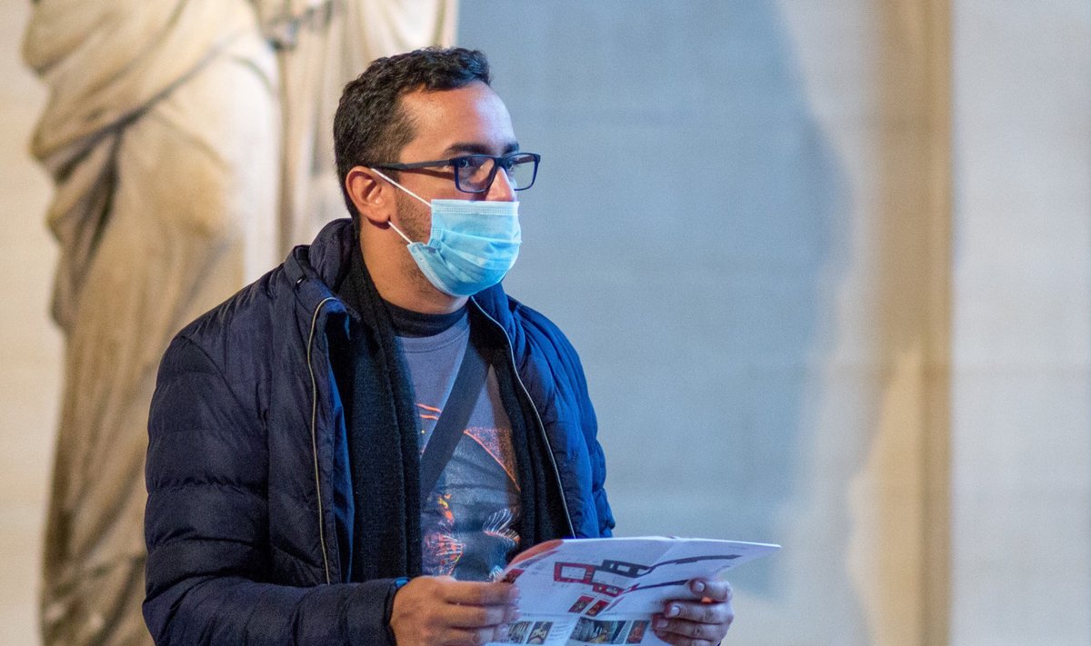With the growing psychosis, Chinese and Asian visitors, at the Louvre in Paris, protect themselves from the Coronavirus with a mask.