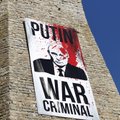 Нарвский музей оставит вывешенным на стене бастиона плакат „Путин: военный преступник“ еще на несколько дней
