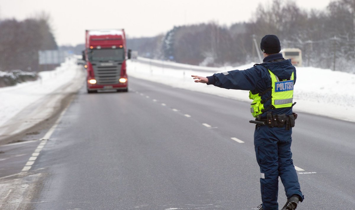 Politsei kontrollis Tallinn-Pärnu maantee 27. kilomeetril  raskeveokeid (rekkaid) ,sõidu- ja puhkeaja nõuetest kinnipidamist ja vaatasid ,et veokitel ei esinenks tehnilisi probleeme.