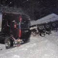 ФОТО | Всему виной снег: в Йыгевамаа съехал с дороги перевозивший химикаты грузовик