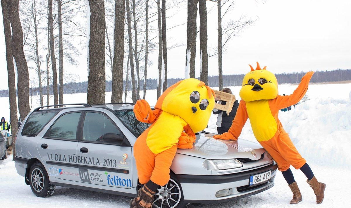 Vudila Hõbekalal 2013 loositud auto, koos Vudila mängumaa maskottide Vuttidega