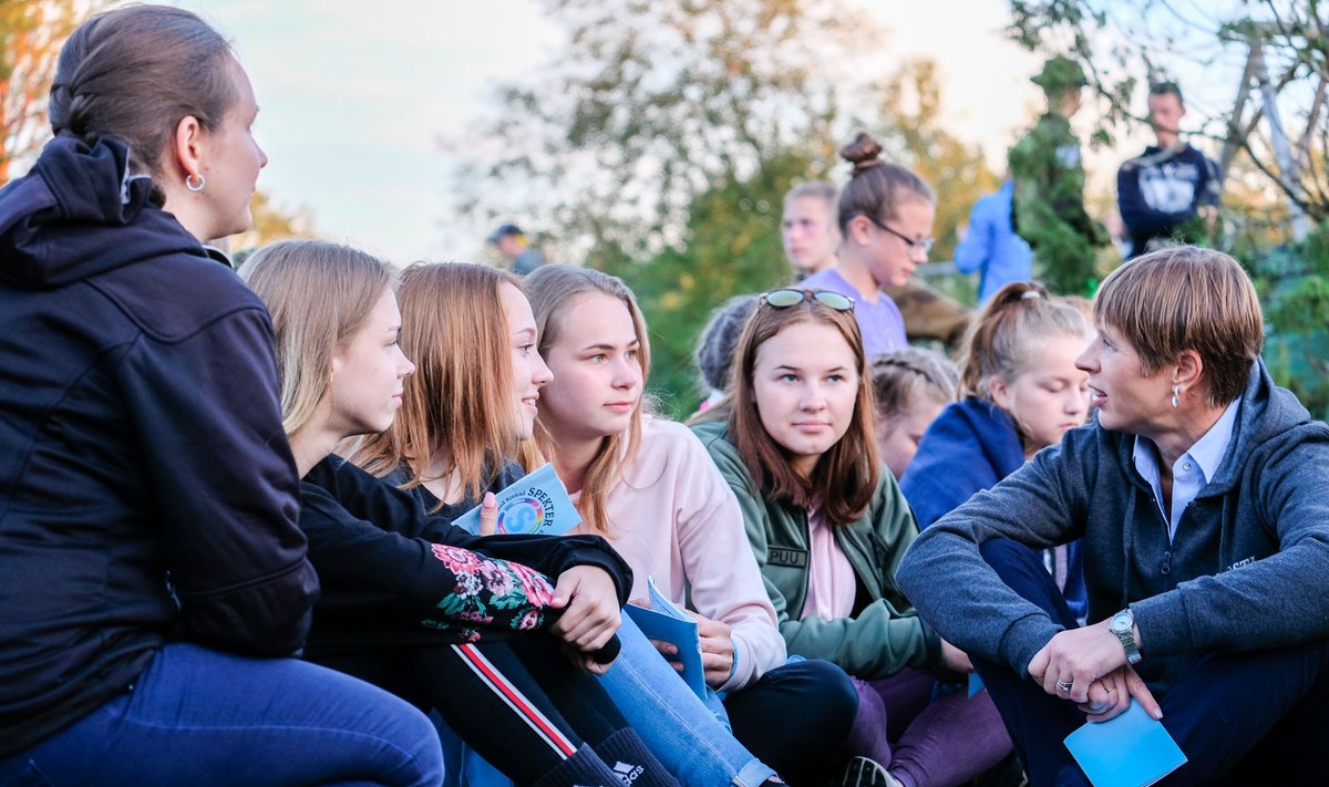 Kersti Kaljulaid külastas kodutütarde ja noorkotkaste suurlaagrit 