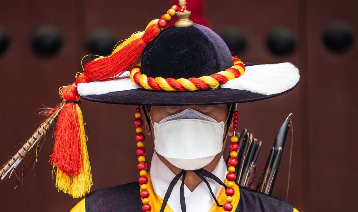 Охрана дворца в Сеуле тоже носит маски