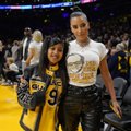 Tõsielustaar Kim Kardashian survestab tütart, et temagi kuulsaks saaks