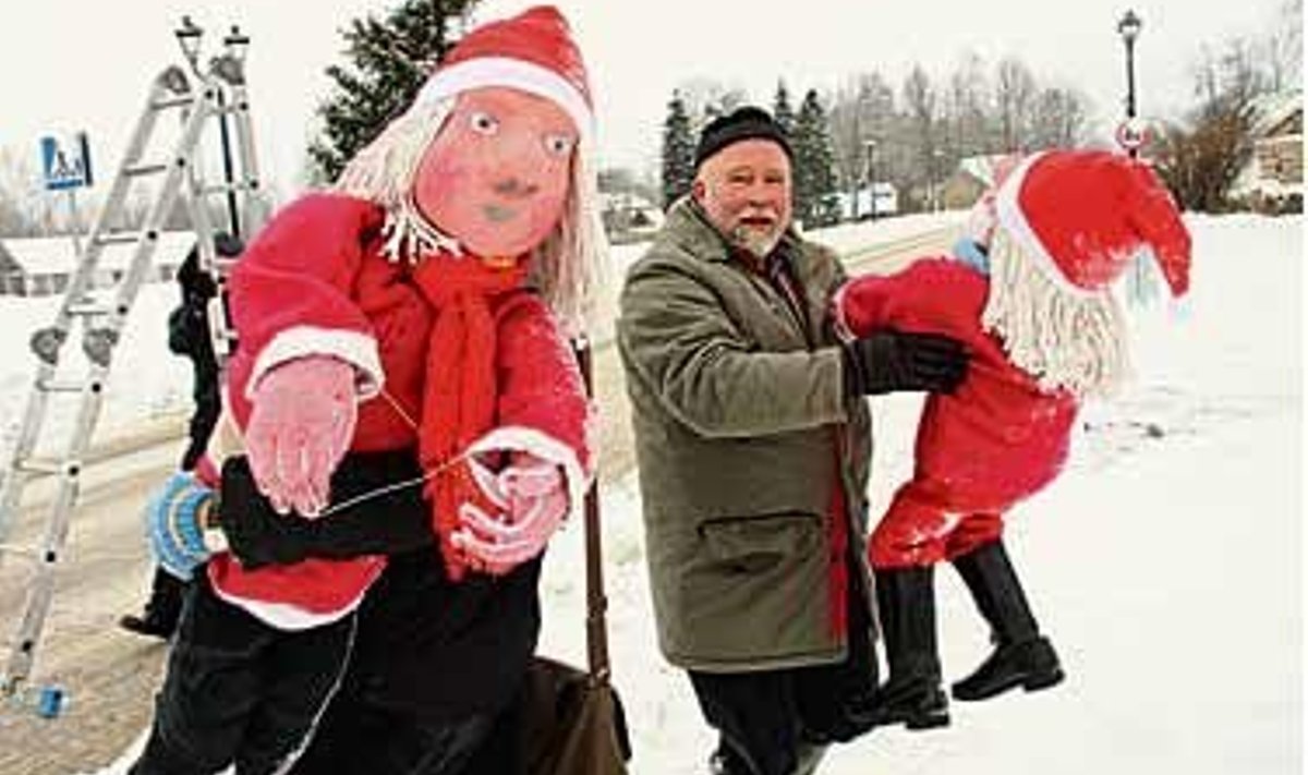 Tuntud skulptor Mati Karmin ja tema õpilased Tartu kõrgemast kunstikoolist kutsusid jõuludeks meile päkapikud külla. Foto: Alar Karu