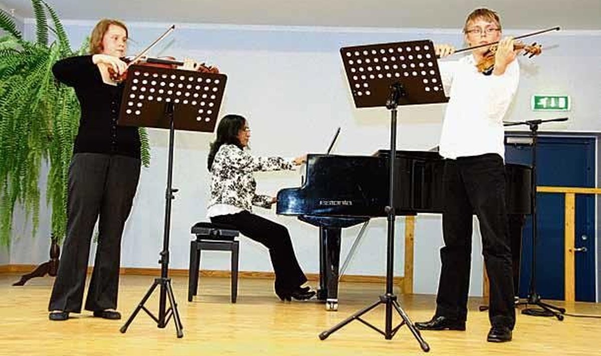 Musitseerivad Mall Eltermaa vioolal, Carl Custav Mäeorg viiulil ja Guldžahon Jussufi klaveril. Foto: Alar Karu