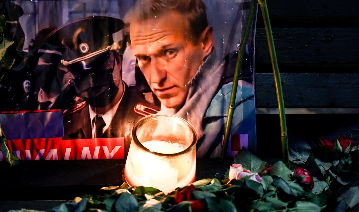 Импровизированный мемориал в память об Алексее Навальном