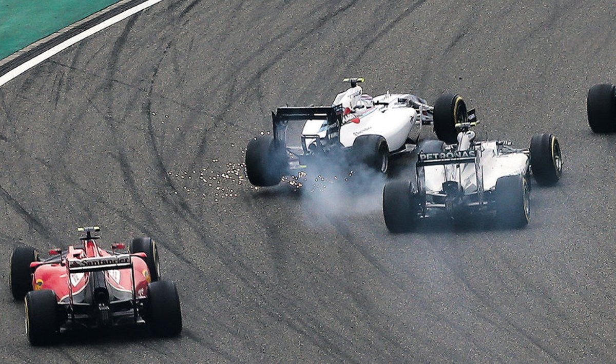 Nico Rosberg (paremal) pani küll Hiina GP esimeses kurvis oma Mercedese rattad kokku Valtteri Bottase Williamsiga, ent sõitis siiski välja kiireima ringiaja. 