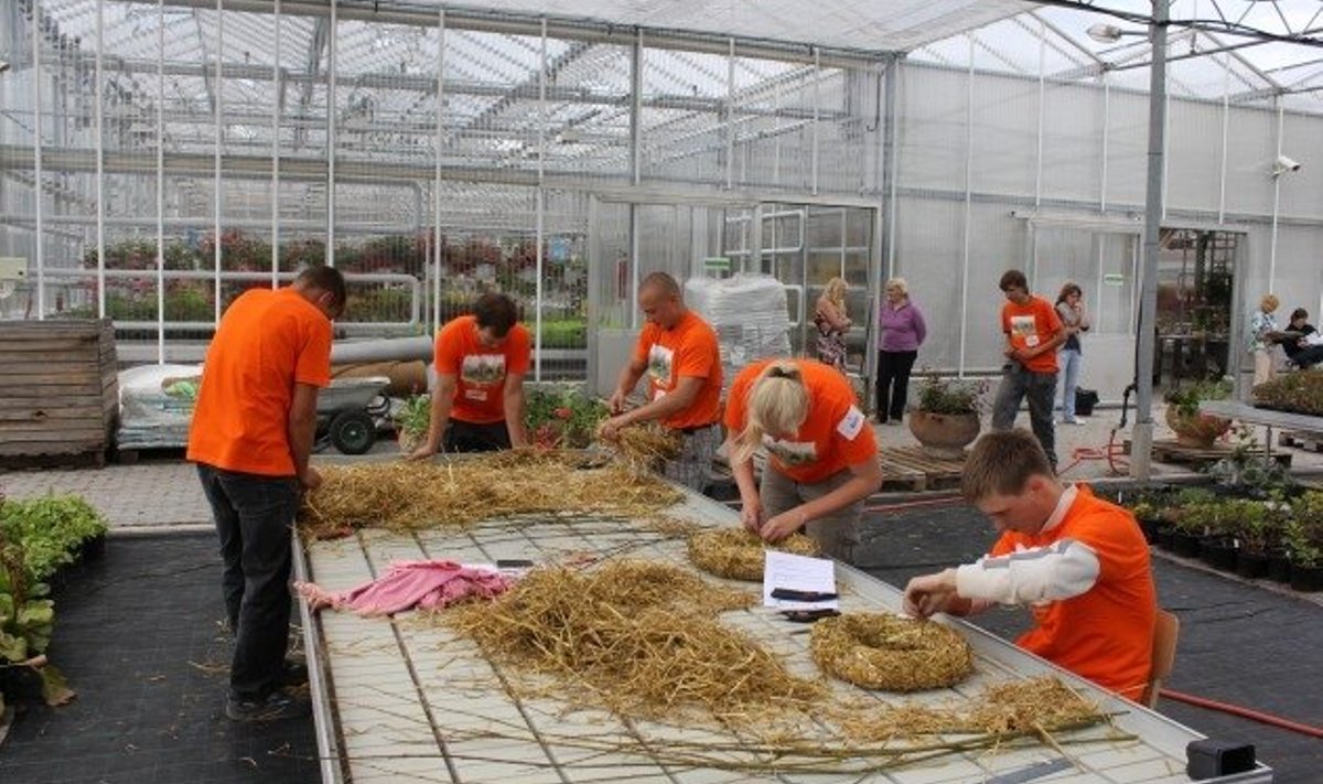 Lilleseade võistlusala (looduslikust materjalist pärja valmistamine). Foto: Räpina Aianduskool.