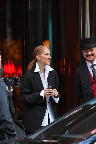 Céline Dion väljub Royal Monceau hotellist.