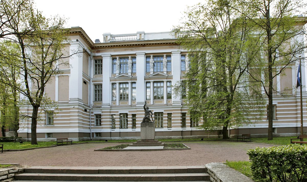 Tallinna Reaalkooli juures asuv monument