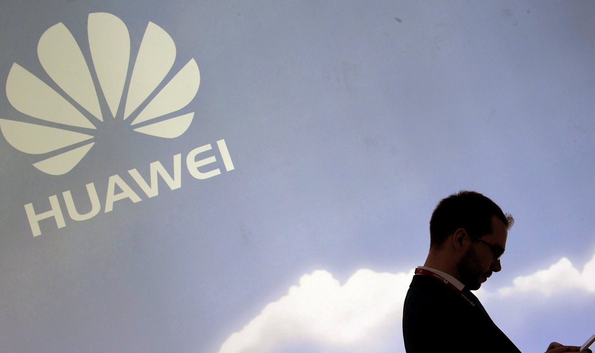 Huawei logo ja looga mitteseotud telefonikasutaja.
