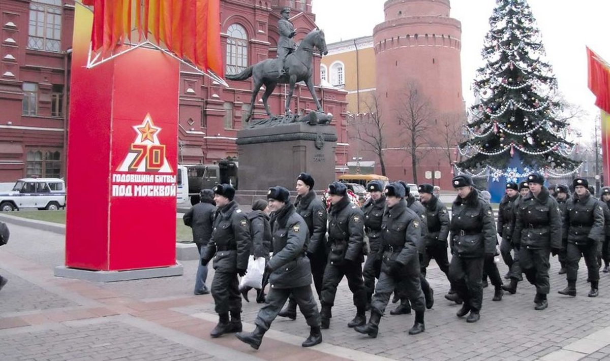 Korrakaitsejõududele appi toodud politseikursandid marssisid eile Punase väljaku ees Moskva kaitselahingute 70. aastapäeva tähistavate plakatite all. ( Foto: Jaanus Piirsalu )