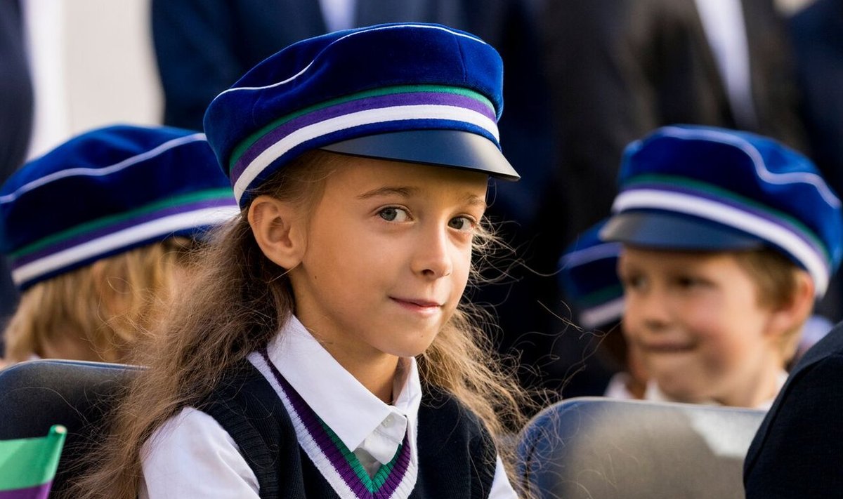Frida Tanditile meeldib GAG-i koolivorm väga. Eriti plisseeseelik ja sametine koolimüts!