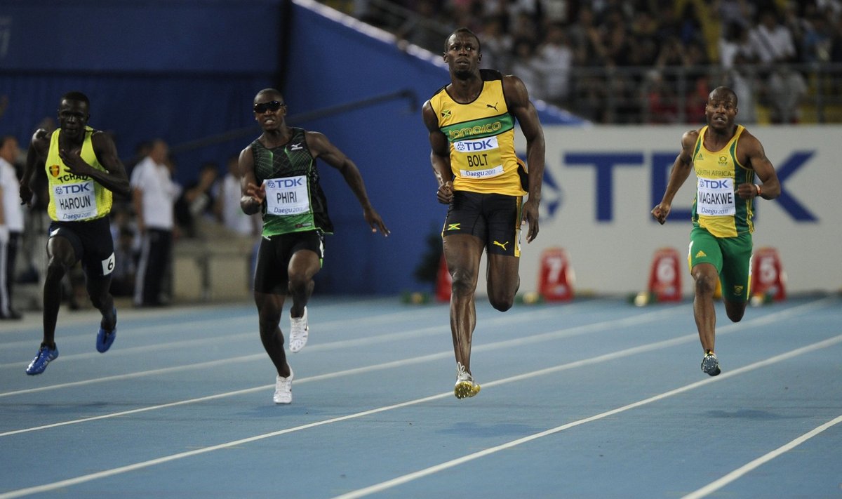 Simon Magakwe (paremal) 2011. aasta MM-il Usain Boltiga ühes jooksus