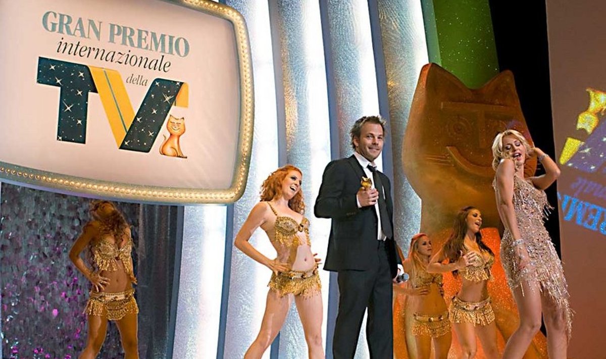 Elu on kabaree: Hollywoodi staar Johnny Marco (Stephen Dorff) keset Itaalia teleauhindade kuldset ning seksikat gaalat, keep-smiling’u taha peidetud õõnes hingetühjus.(outnow.ch)
