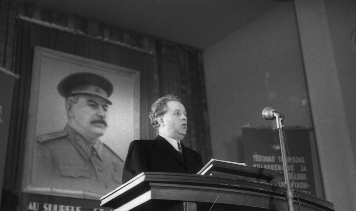 EK(b)P KK I sekretäri Nikolai Karotamme  võimult kõrvaldamise aktsioon kulmineerus 1950. aasta märtsis toimunud VIII pleenumil. Sellel pildil tervitab Nikolai Karotamm  Eesti NSV talurahva III kongressi,  mis toimus 1948. aasta 19. juunil.