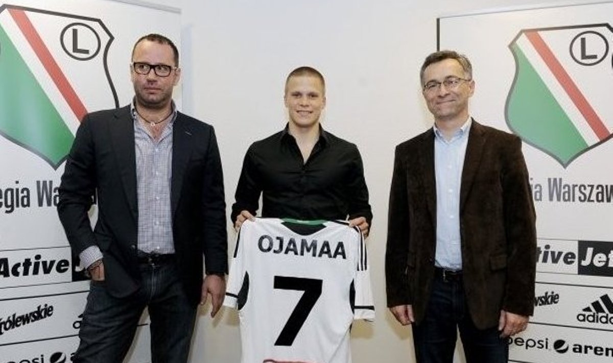 Henrik Ojamaa oma uue klubi särgiga.