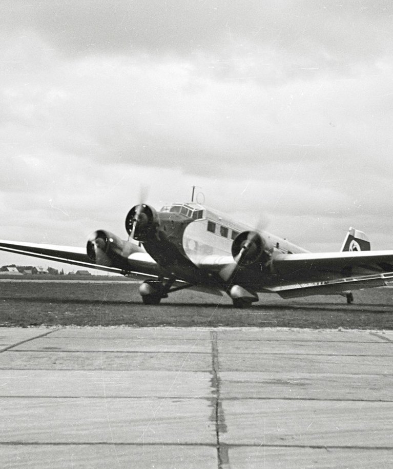 SAKSA KVALITEET: Eesti Lennuliinide Aktsiaseltsi Ago esimene Saksamaalt tellitud Junkers on maandunud Tallinna lennuväljale. 6. oktoober 1939. Lennukisabal ilutseb veel haakrist.
