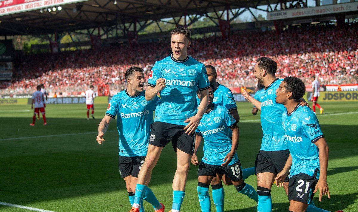 Leverkuseni Bayeri mehed väravat tähistamas.