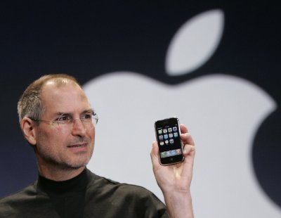 Steve Jobs ja esimene iPhone täna kümme aastat tagasi.