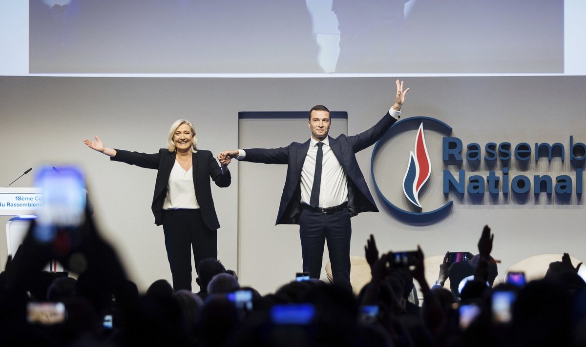 Pikalt Prantsusmaa Rahvusrinnet juhtinud Marine Le Pen ja tema noor mantlipärija Jordan Bardella parteikongressil
