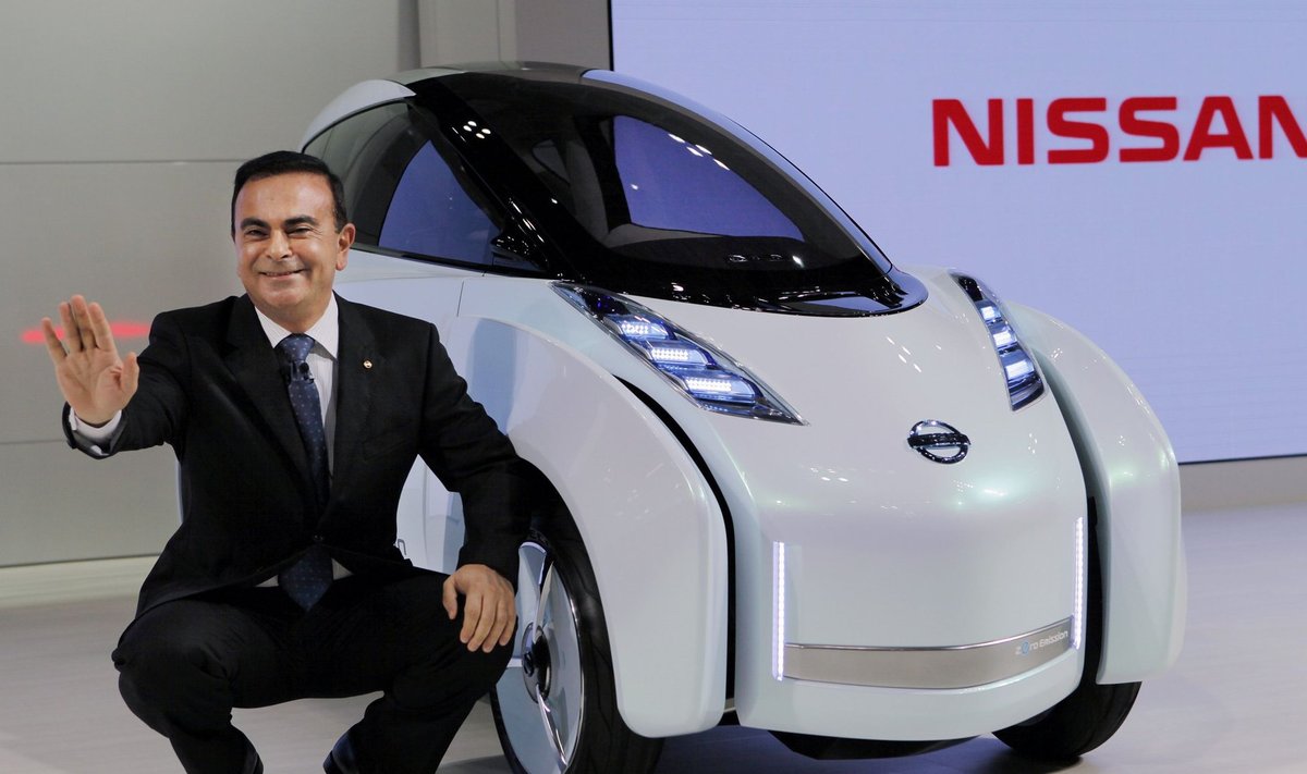 BOSS ISE: Carlos Ghosn „vanadel headel“ aegadel Nissani uut mudelit esitlemas.