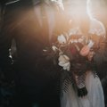 FOTO | Südamlik laulatus sotsiaalse isolatsiooni moodi: vaata, kuidas lahendas pruutpaar külaliste kutsumise kirikusse