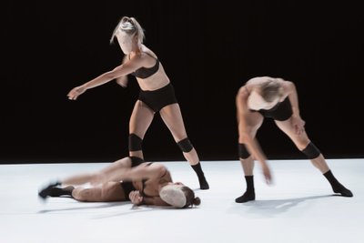 Üheti on tantsijate kehad midagi, mida objektina käsitleda on paraku lihtne, ent lavastuses saab sellest oma tugevuse näitamise vahend.
