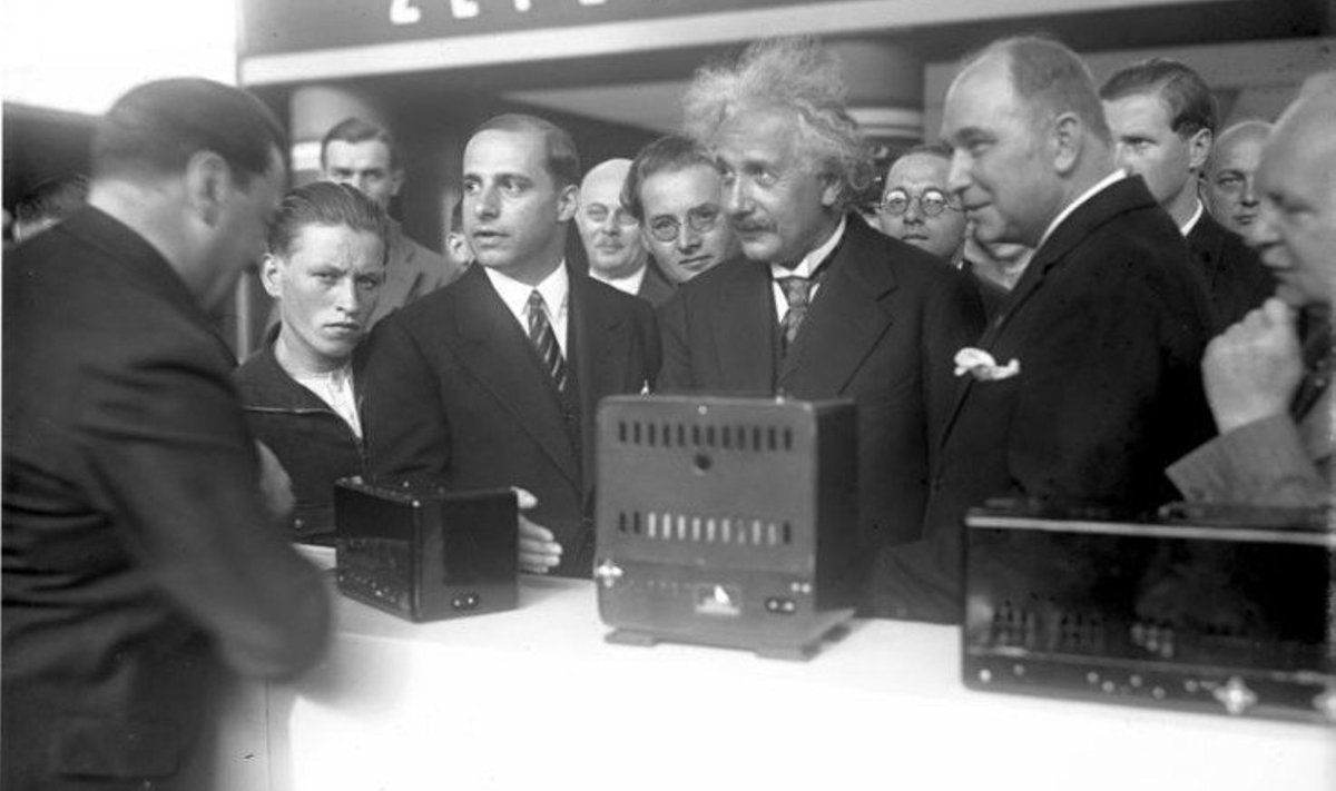 Albert Einstein (keskel) 1930. a elektroonikamessi avamas. (foto: blog.photopoint.ee)
