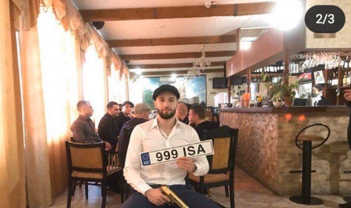Isa Khalilov poseerib kuldse relva ja traagilise numbrimärgiga oma perekonna kohvikus.