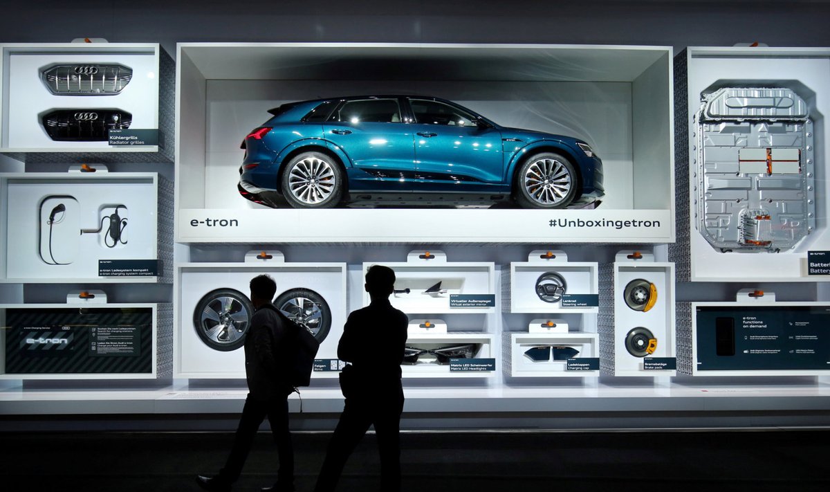 Viimase Frankfurdi autonäituse külastajad imetlevad Audi e-troni (Foto: REUTERS)