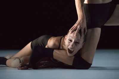 „Ma kardan, et me liigume praegu ajas tagasi, aga mina tahan näidata, kui võimsad on naised,” sõnab koreograaf Susanna Leinonen lavastuse kohta.