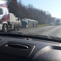 FOTO: Tallinna-Narva maanteel sõitis veoauto teelt välja