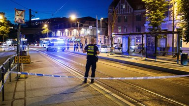 FOTOD | Öösel pussitati trammipeatuses meest, kes suri hiljem haiglas