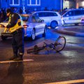 ФОТО: На улице Гонсиори автомобиль сбил человека, переходившего пешеходный переход с велосипедом
