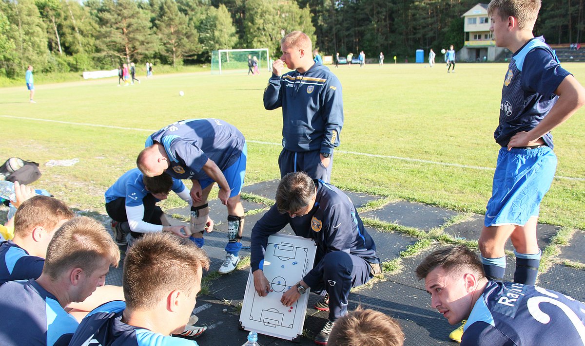 Saaremaal Salme staadionil kohtusid Jalgpallimaavõistlusel Saaremaa ja Hiiumaa koondised. Saarlased võitsid penaltiseeriast 9:7