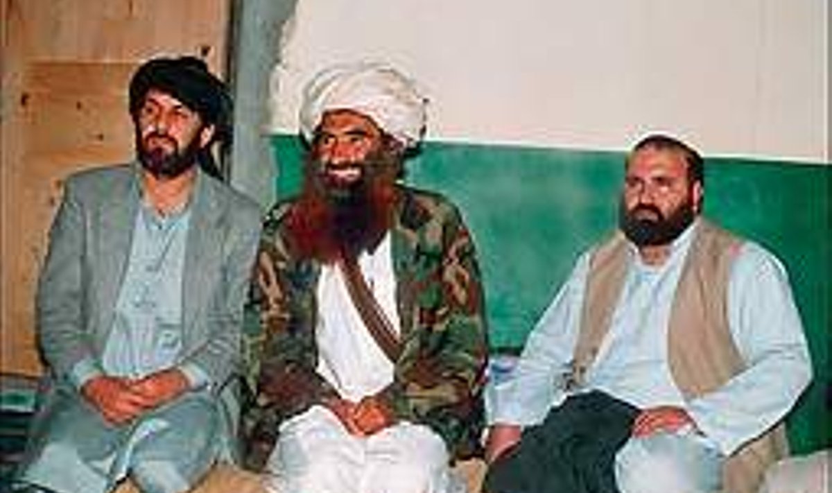 TÜÜPILISI METSAVENDI: Vabandust, kõrbe- ja mäevendi. Afganistani sõjapealikud, keskel istub Jalaladdin Haqani. Pilt on tehtud 1991. aastal. Tollal olid nad veel Ameerika sõbrad. Afp
