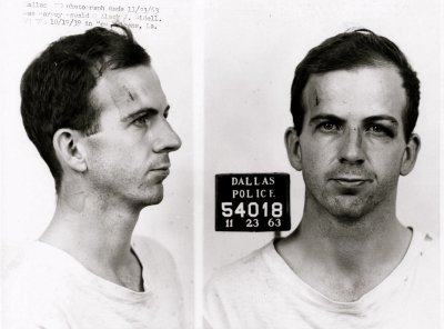 MULJUTUD JA MARRASKIL: Lee Harvey Oswald pärast vahistamist tehtud politseifotol.