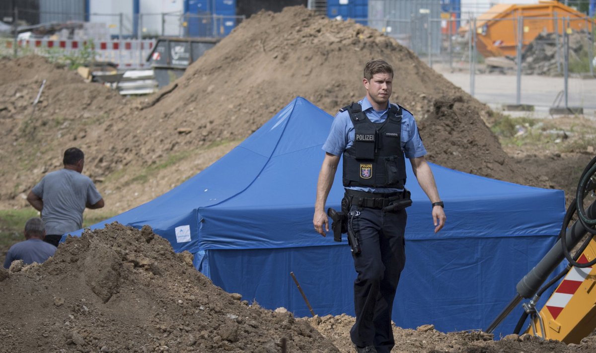 Ehitustööde käigus leitud 1,4 tonni kaaluvale pommile püstitati ümber sinine telk