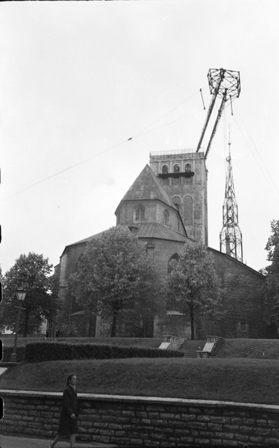 Niguliste kiriku tornikiivri tõstmine taastamisel (1970)
