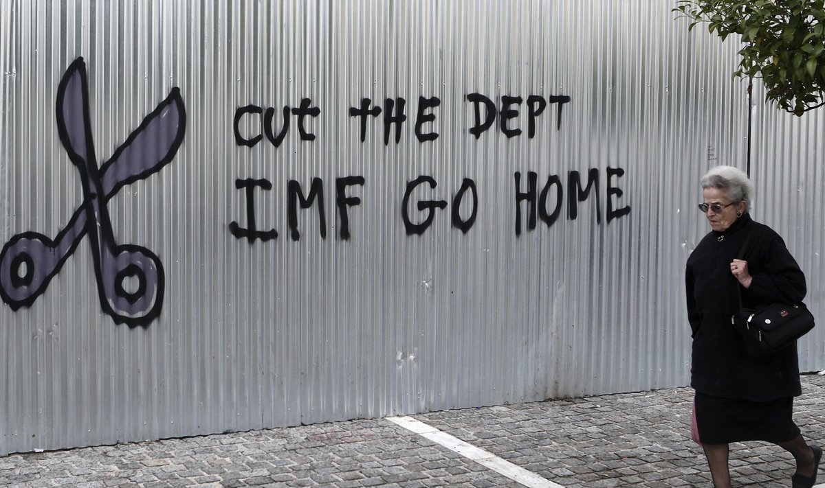 Grafiti Ateenas nõuab, et IMF ei küsiks tagasimakseid, vaid „läheks koju ja kärbiks Kreeka võla suurust”.