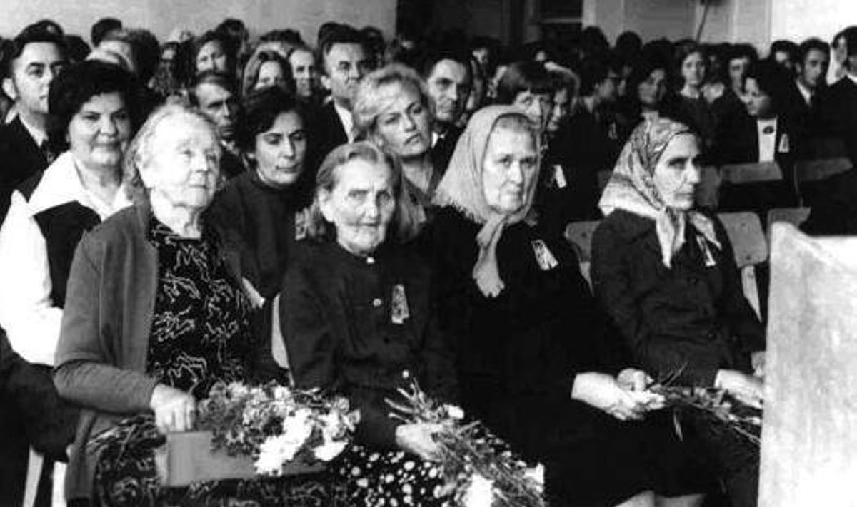 1974. aastal Häädemeeste kooli 100. juubelisünnipäeval. Esireas vasakult: Sinaida Allmere, Elisabet Laredei, Liide Arula, Marta Mäesalu. Teine rida: Liidia Rips (Häädemeeste kooli direktor 1952–1962), Asta Song, Leida Kallas