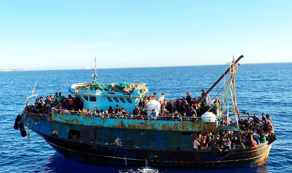 Sisserändajate laev pühapäeval Lampedusa saare juures
